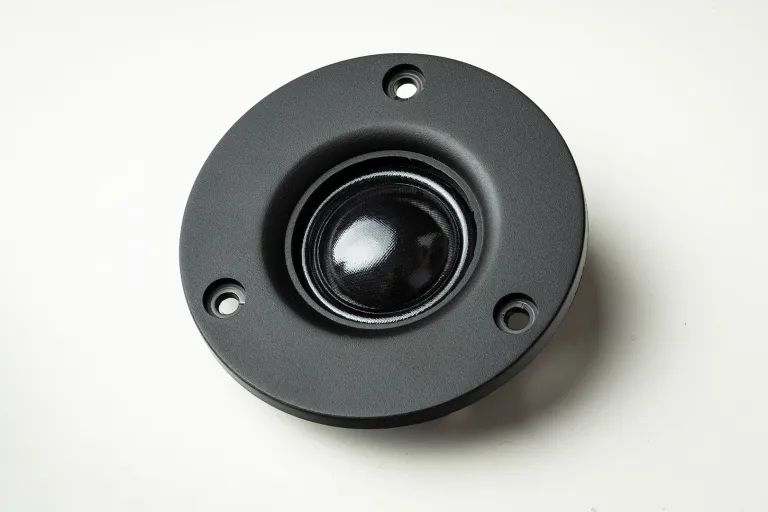 speaker_box_5_e_detail_tweeter.jpg