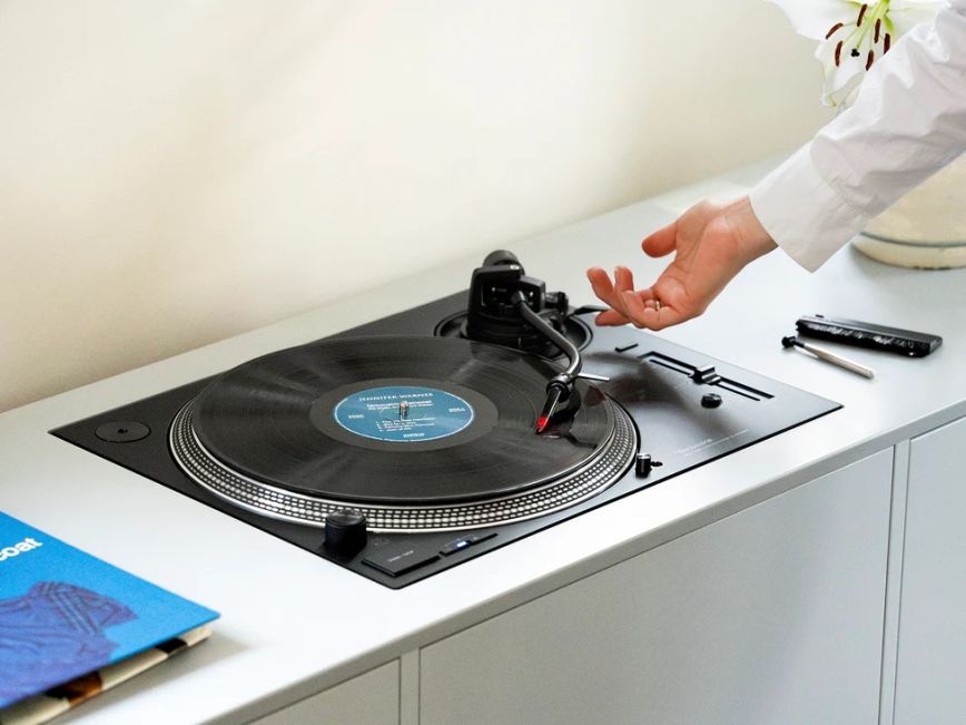 concorde_music_red_on_technics_turntable_02.jpg