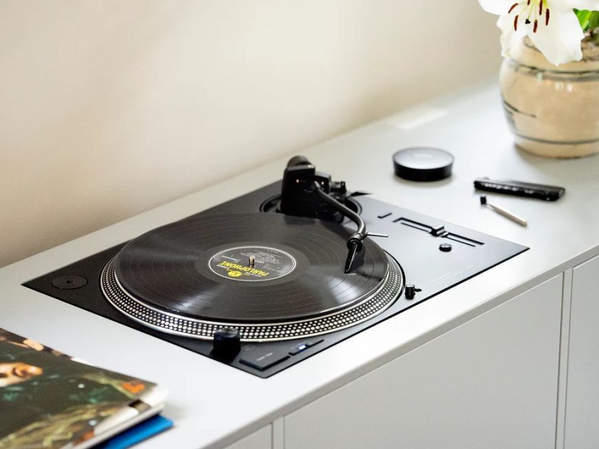 concorde_music_black_on_technics_turntable_01.jpg